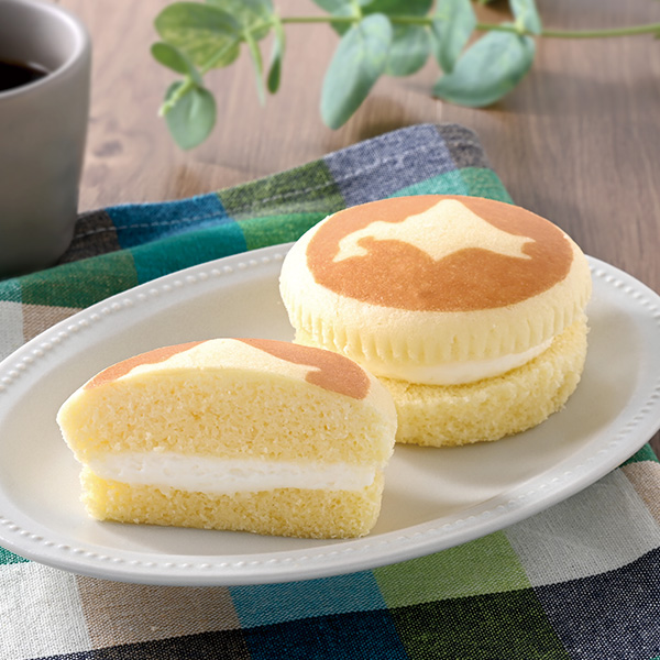 北海道チーズ蒸しケーキのミルククリームサンド 　ファミマ